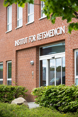 Indgangen til Institut for Retsmedicin