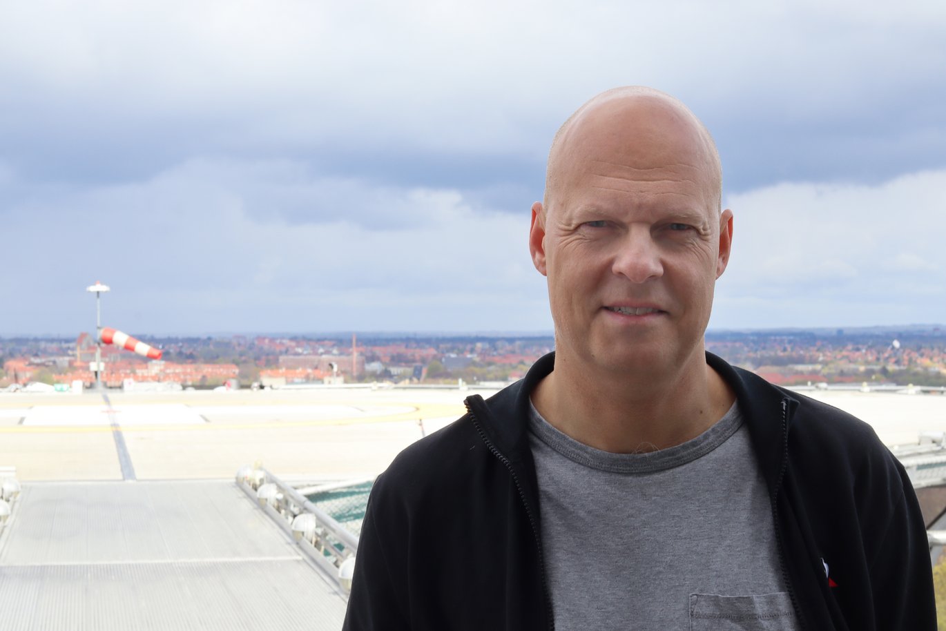 Klinisk professor Jacob Steinmetz skal forske i den præhospitale behandling med fokus på akutlægehelikopteren. Foto: Louise Andresen Poulsen, Rigshospitalet Klinisk professor Jacob Steinmetz skal forske i den præhospitale behandling med fokus på akutlægehelikopteren.