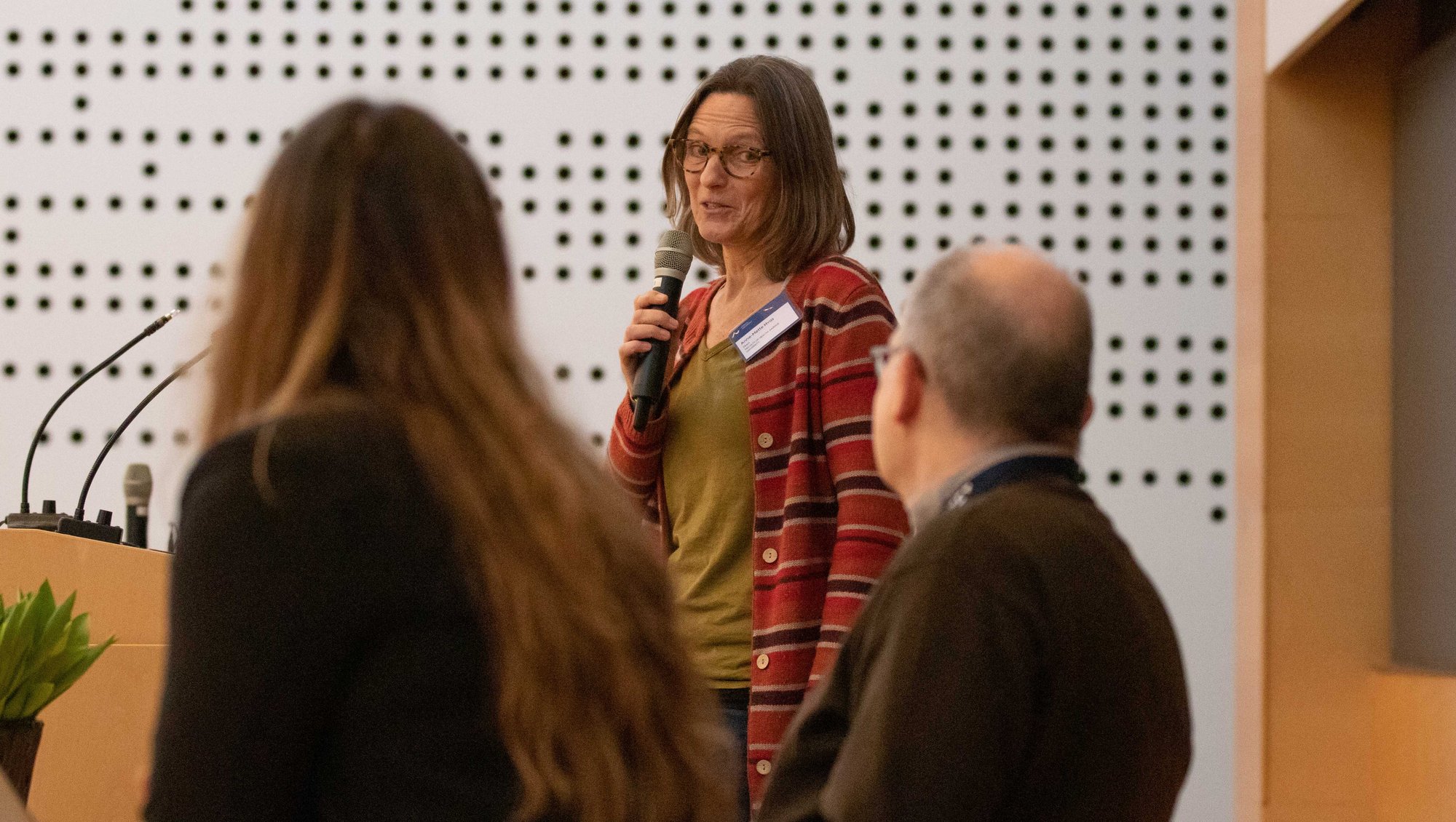 The Dean of Health, Anne-Mette Hvas, took the stage to hold a thank you speech for Søren K. Moestrup, praising him for his great work with the Fogh-Nielsen competition through 15 years. Photo: Simon Fischel, AU Health.