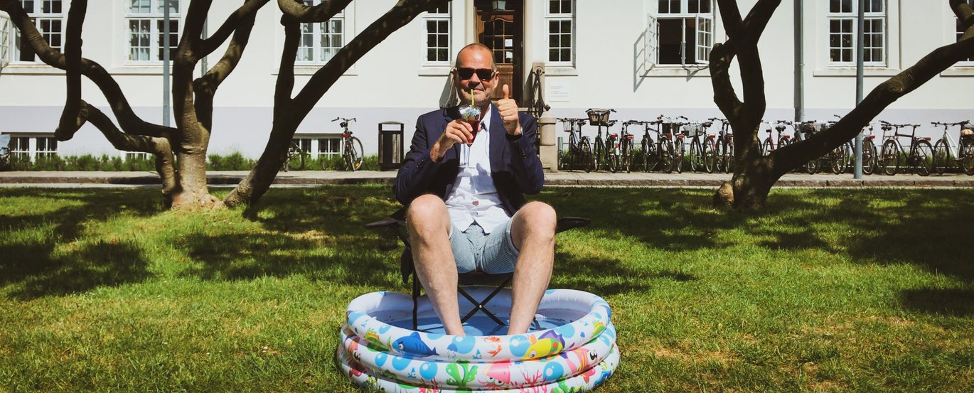 Lars Bo Nielsen er ikke nogen linselus, der har brug for at se sig selv i medierne, men et par gange om året har han stillet op til en uformel videohilsen til fakultetets medarbejdere. Foto: Simon Byrial Fischel, AU Health