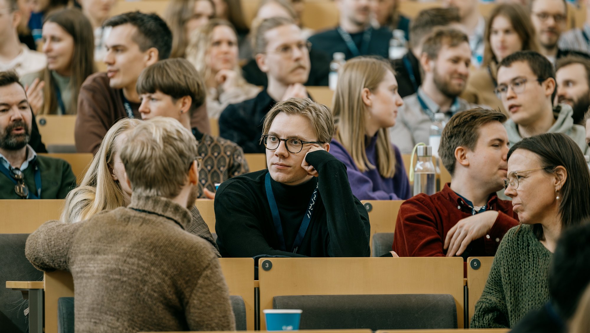 There is an eager discussion in the hall. Photo: Jens Hartmann Schmidt, AU Photo.