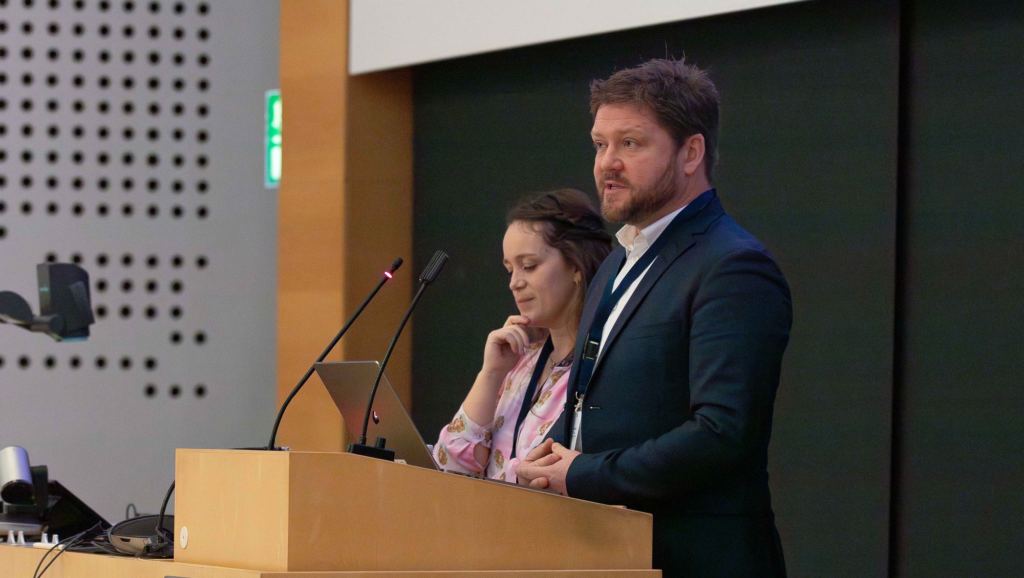 At 08:15, the new chairperson of the PhD Day organizing committee, Anders Etzerodt, extends a welcome along with Sofie Abildgaard Jacobsen, who is the chairperson of the PhD association at Health. Photo: Sebastian Skousgaard, AU Health.