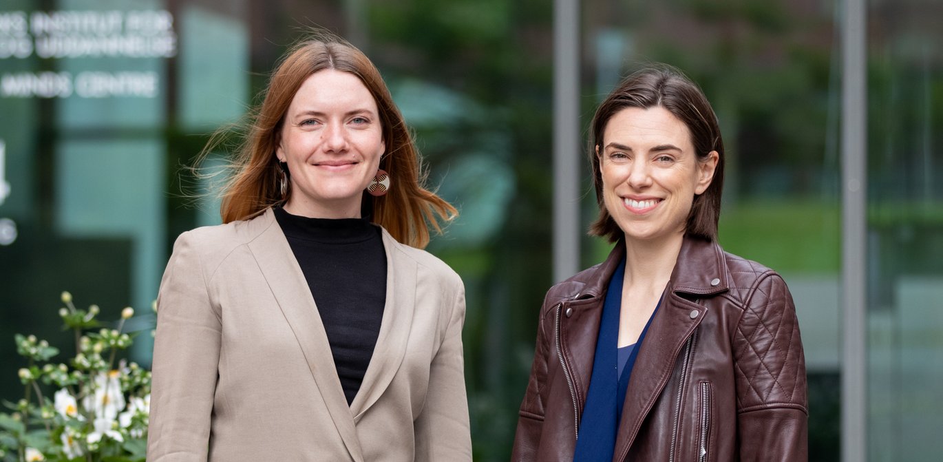 På baggrund af deres nyudgivne artikel giver adjunkt Rebekah Baglini (venstre) og lektor Christine Parsons tre gode råd til, hvordan man holder sine peer reviews saglige og neutrale. Foto: Simon Byrial Fischel, AU Health.