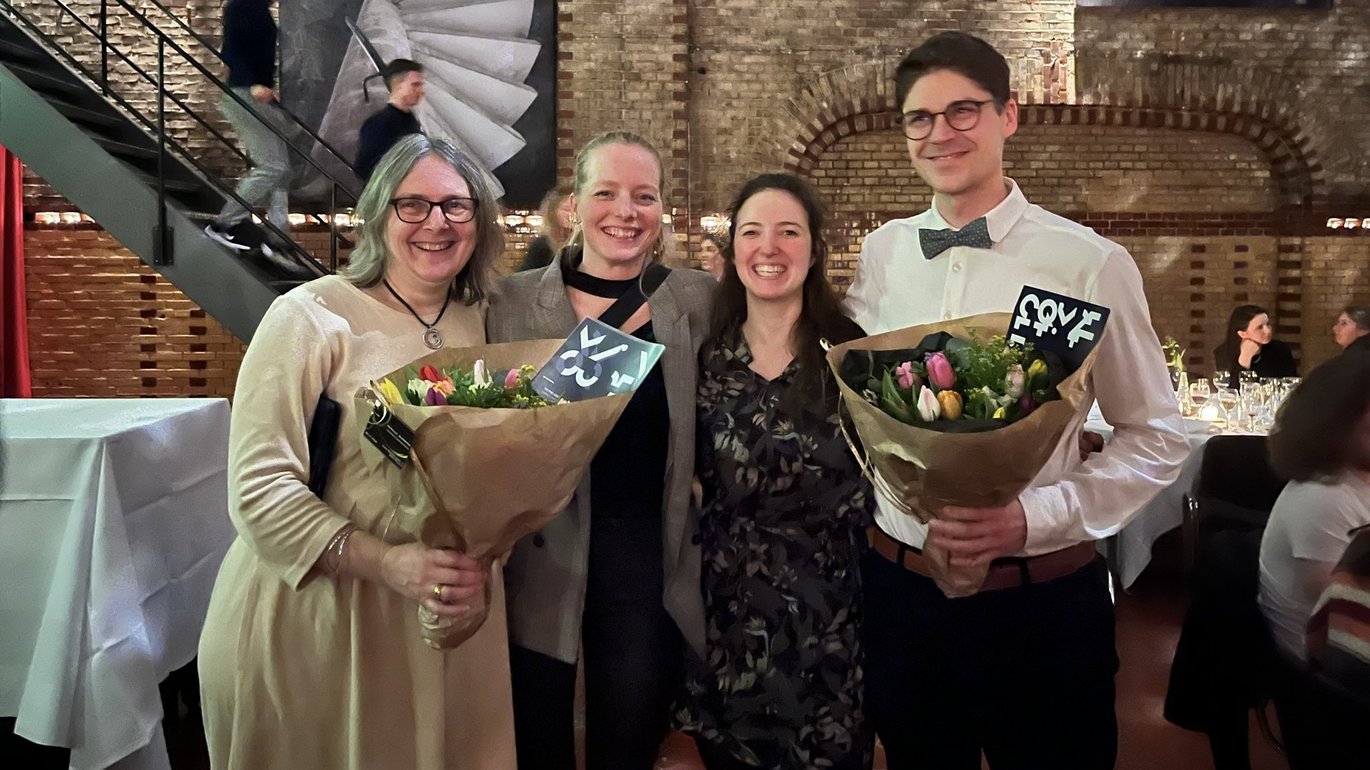 Stine Sofia Korreman (left) celebrates receiving the JCD Prize at the faculty's annual PhD Day with three of her PhD students. Emma Skarsø Buhl, Nadine Vatterodt and Mathis Ersted Rasmussen. The latter also participated in this year's Fogh-Nielsen competition, where he achieved a shared second place.