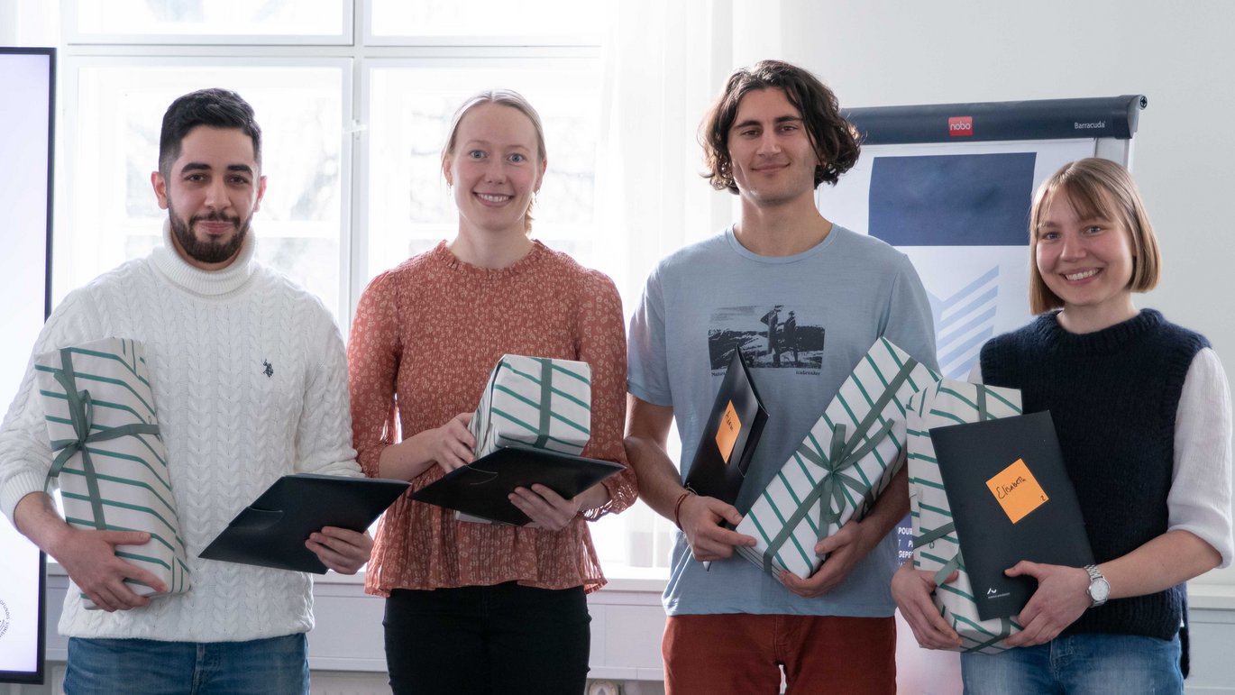On Thursday 2 February, four students received the prize and the associated diploma. From left to right: Muhammed Alparslan Gøkhan, Camilla Westergaard Rasmussen, Adam Flensborg Safikhany and Elisabeth Krogsgaard Petersen. On Thursday 2 February, four students received the prize and the associated diploma. From left to right: Muhammed Alparslan Gøkhan, Camilla Westergaard Rasmussen, Adam Flensborg Safikhany and Elisabeth Krogsgaard Petersen.