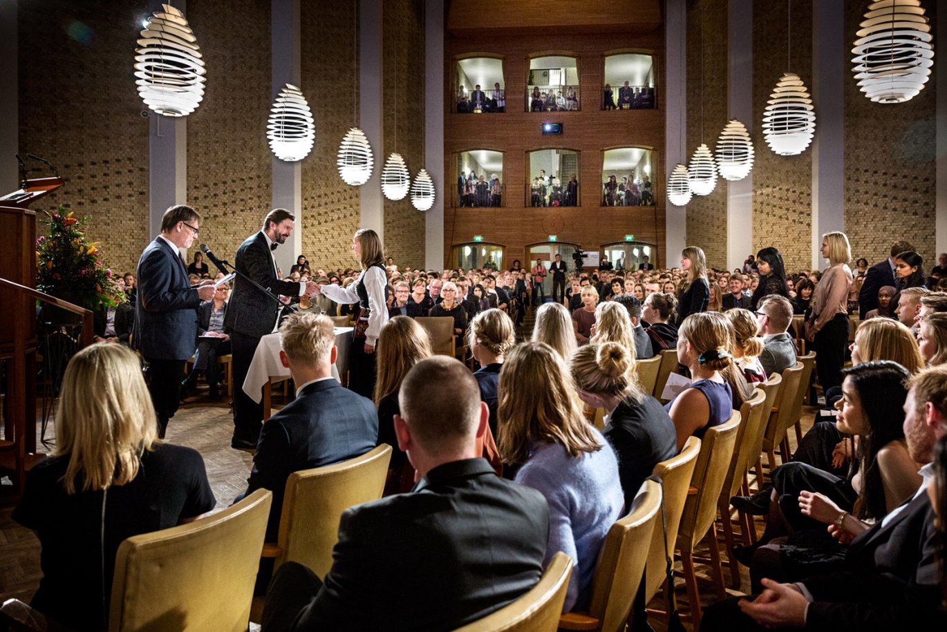 155 nye læger aflagde det traditionsrige lægeløfte ved kandidatafslutningen på medicin i Aulaen i fredags. Foto: Maria Randima Brauer Sørensen/AU. 155 nye læger aflagde det traditionsrige lægeløfte ved kandidatafslutningen på medicin i Aulaen i fredags. Foto: Maria Randima Brauer Sørensen/AU.