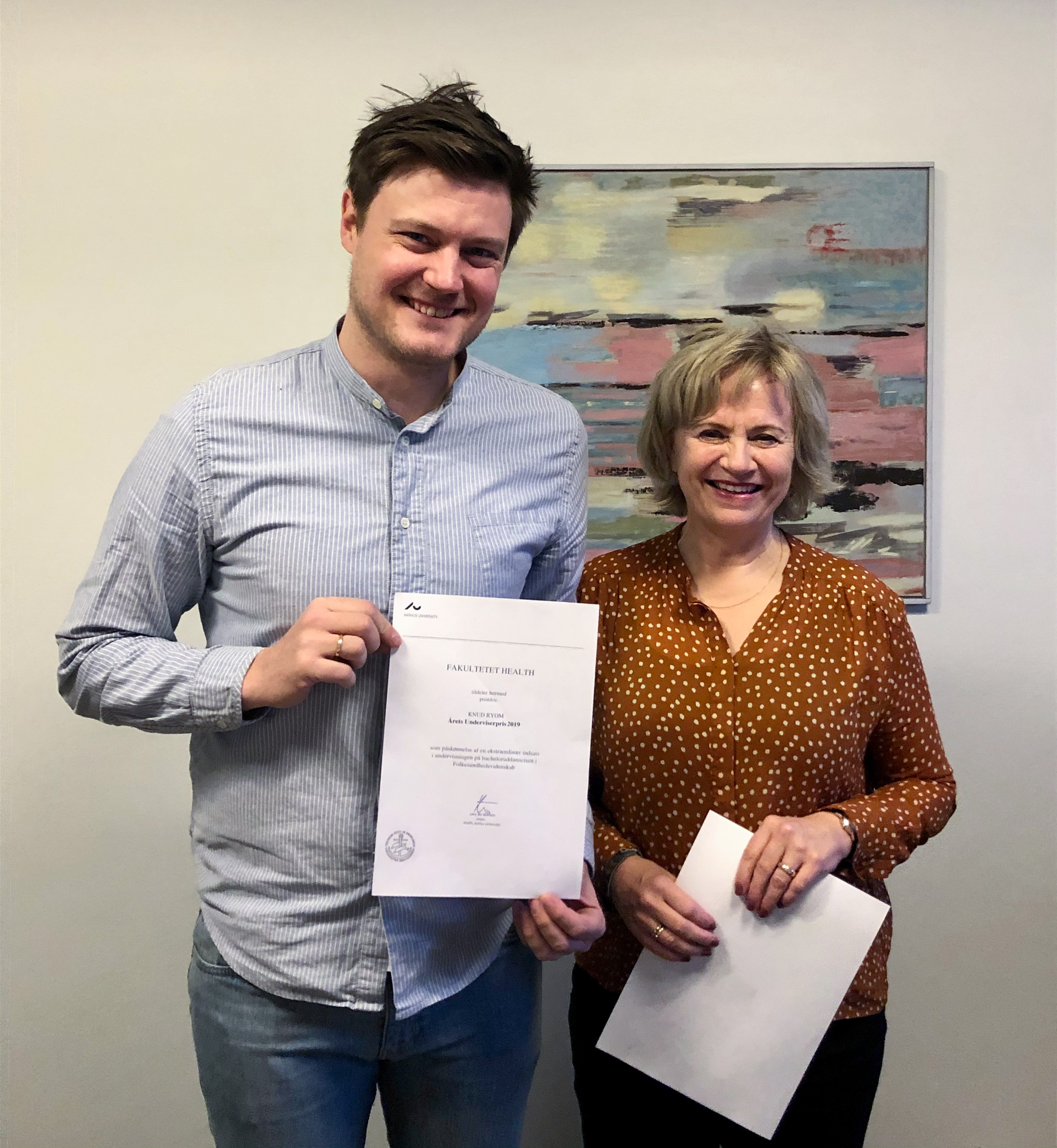 Postdoc Knud Ryom er årets underviser på folkesundhedsvidenskab. Her får han overrakt diplomet af professor Helle Terkildsen Maindal. Foto: Nanna Husted.