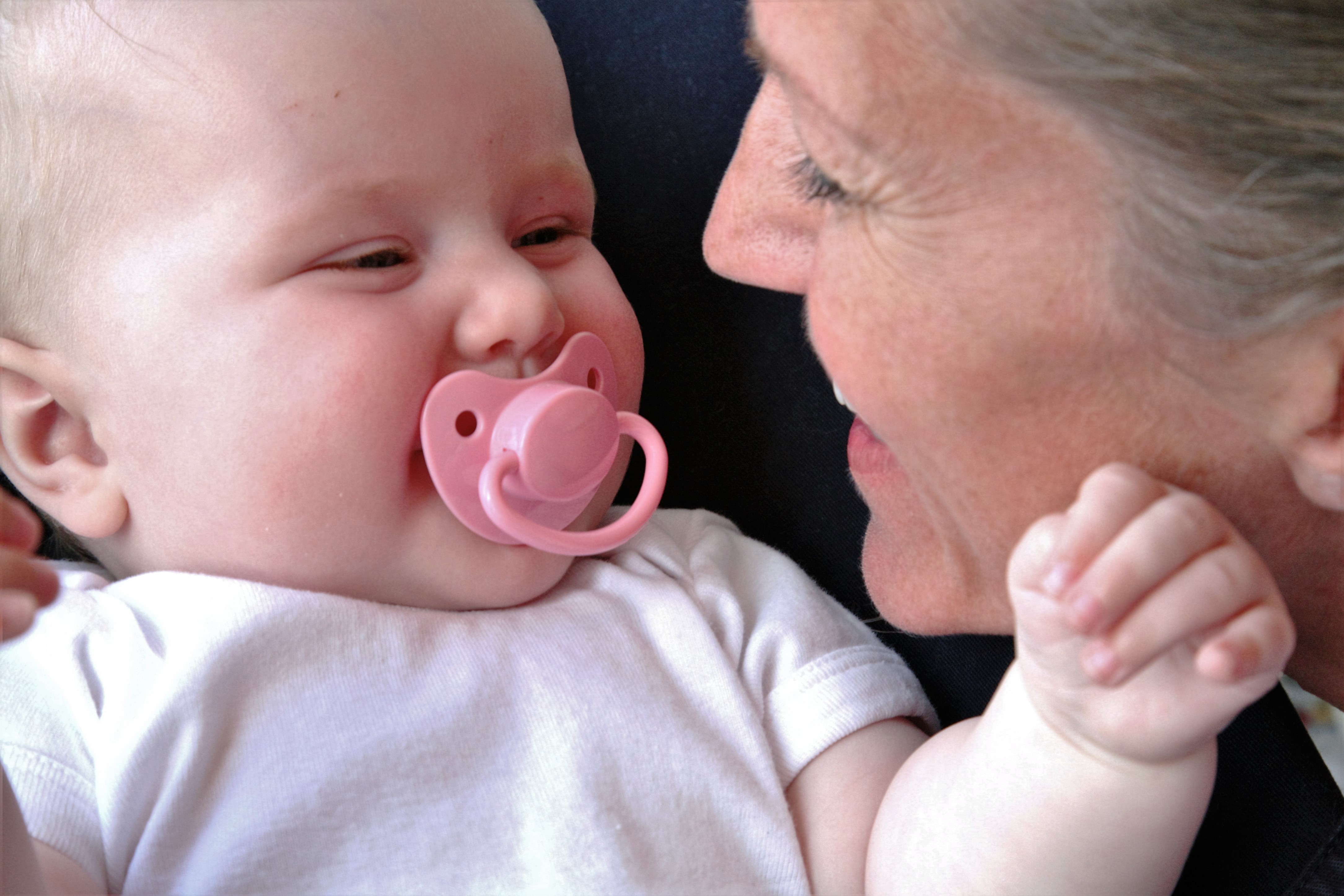 Mor og barn-relationen blev styrket i de tilfælde, hvor sundhedsplejersken brugte videometoden Marte Meo, viser et forskningsstudie fra Aarhus Universitet. Modelfoto: Colourbox.