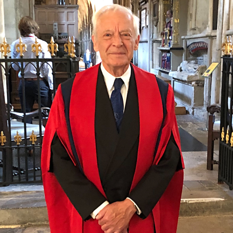 Mogens Kilian har virket som videnskabelig rådgiver for flere akademiske og industrielle organisationer. Han har også fungeret som det internationale panelmedlem for Research Assessment Exercise i Storbritannien og er adjungeret professor i Bakterie-pop