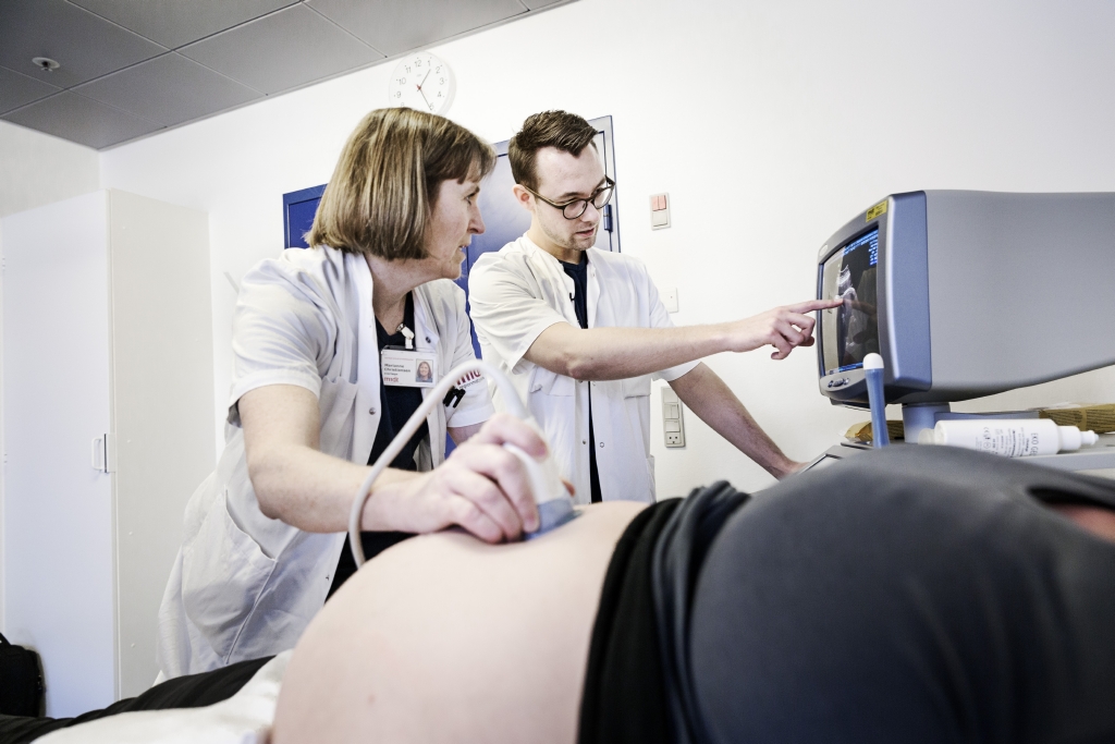 Drenge og piger af mødre, der har røget ti cigaretter eller mere under graviditeten, gik i gennemsnit tre til seks måneder tidligere i puberteten end børn, hvis mødre ikke røg.