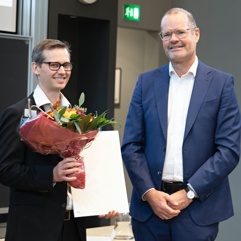 Dean Lars Bo Nielsen (on the right) hands over the Skou award 2020 to Nicolai Juul Birkbak. Photo: Jann Thiele Zeiss, AU Health. Dean Lars Bo Nielsen (on the right) hands over the Skou award 2020 to Nicolai Juul Birkbak. Photo: Jann Thiele Zeiss, AU Health.