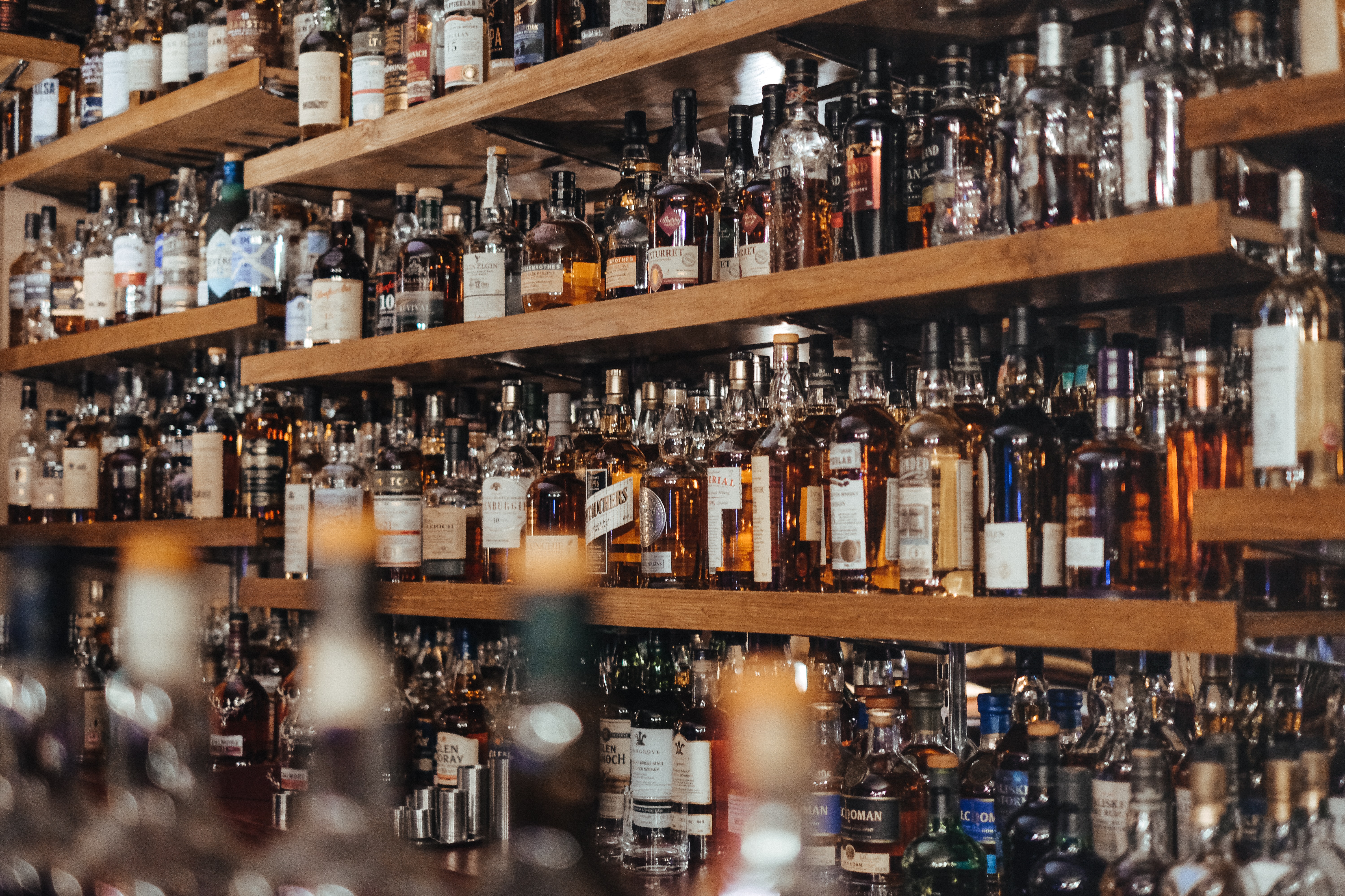 Den solgte mængde ren alkohol er faldet med 22 procent fra 1994 til 2018. I samme periode er antallet af alkoholrelateret leversygdomme også faldet i Danmark. Foto: Adam Wilson, Unsplash Den solgte mængde ren alkohol er faldet med 22 procent fra 1994 til 2018. I samme periode er antallet af alkoholrelateret leversygdomme også faldet i Danmark. Foto: Adam Wilson, Unsplash