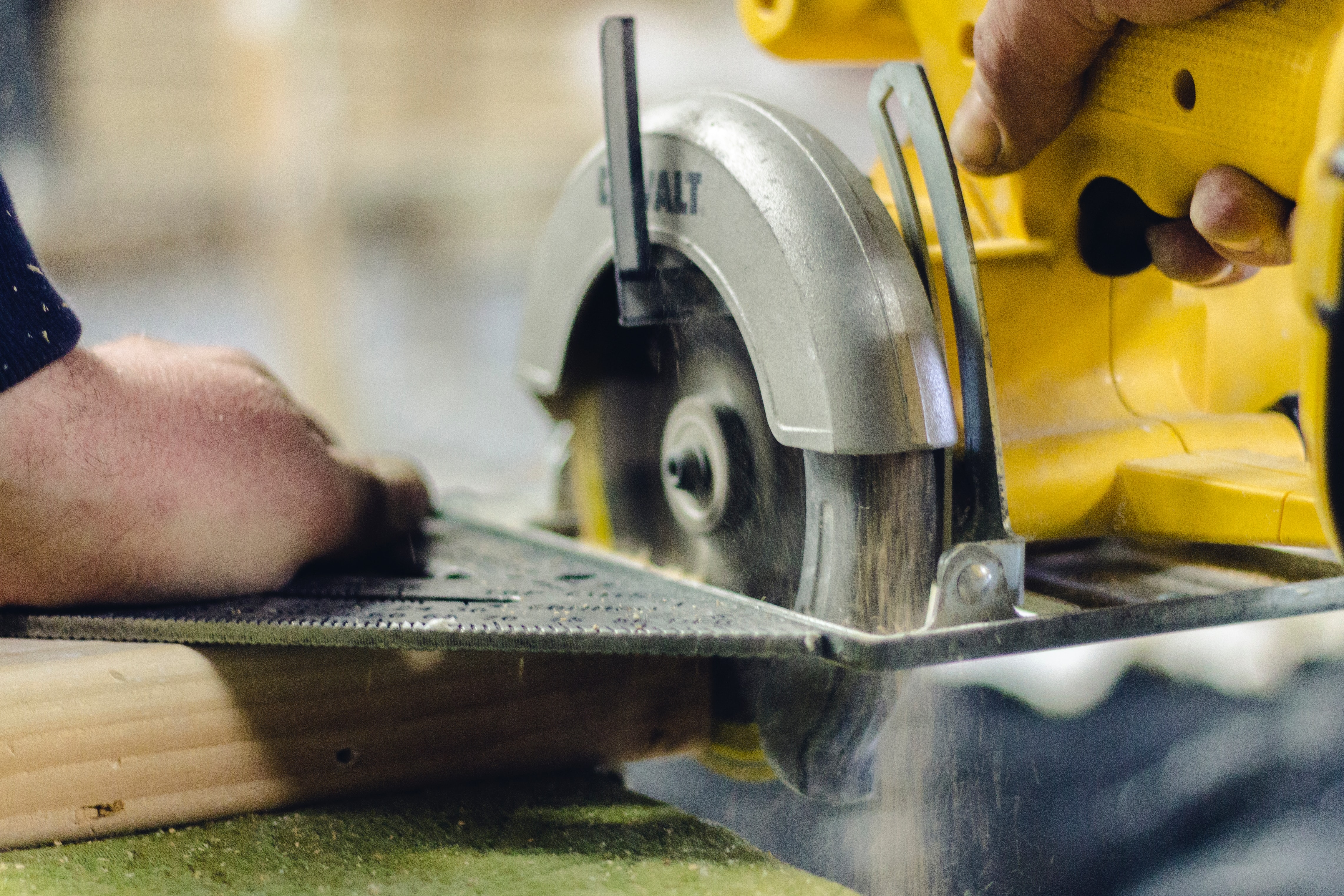 Det er især på arbejdspladser inden for byggeri, anlæg og industri, at de ansatte risikerer at blive udsat for kvartsstøv. Foto: Unsplash. Det er især på arbejdspladser inden for byggeri, anlæg og industri, at de ansatte risikerer at blive udsat for kvartsstøv. Foto: Unsplash.