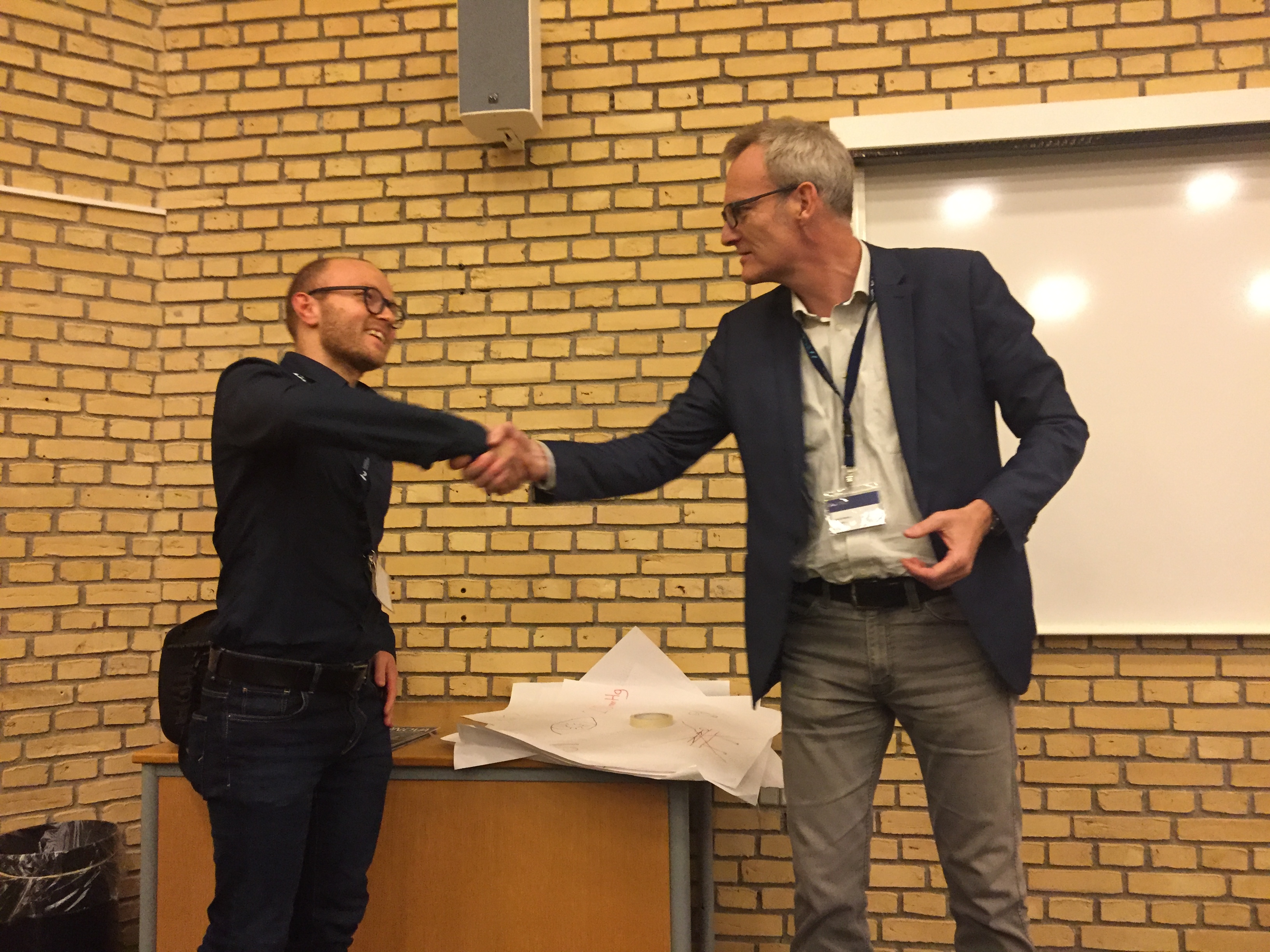 Postdoc Rasmus Schmidt Davidsen til højre og Martin Bonde, formand for Dansk Biotek.
