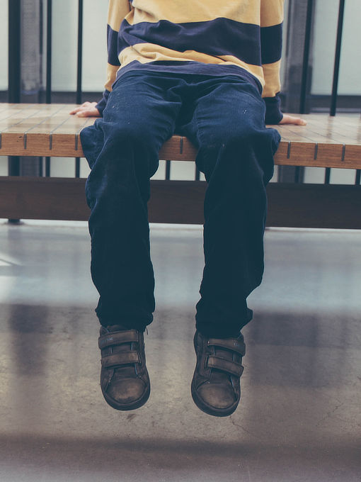 Man scanner hele arvemassen i et stort antal personer med autisme og et stort antal raske kontrolpersoner. Når en genetisk variant forekommer væsentligt oftere hos personer med autisme end den gør blandt raske, kan man konkludere, at varianten øger ri